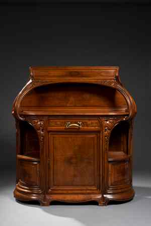 Louis MAJORELLE - Buffet dressoir en noyer de forme demi-lune à décor végétal mouluré et sculpté